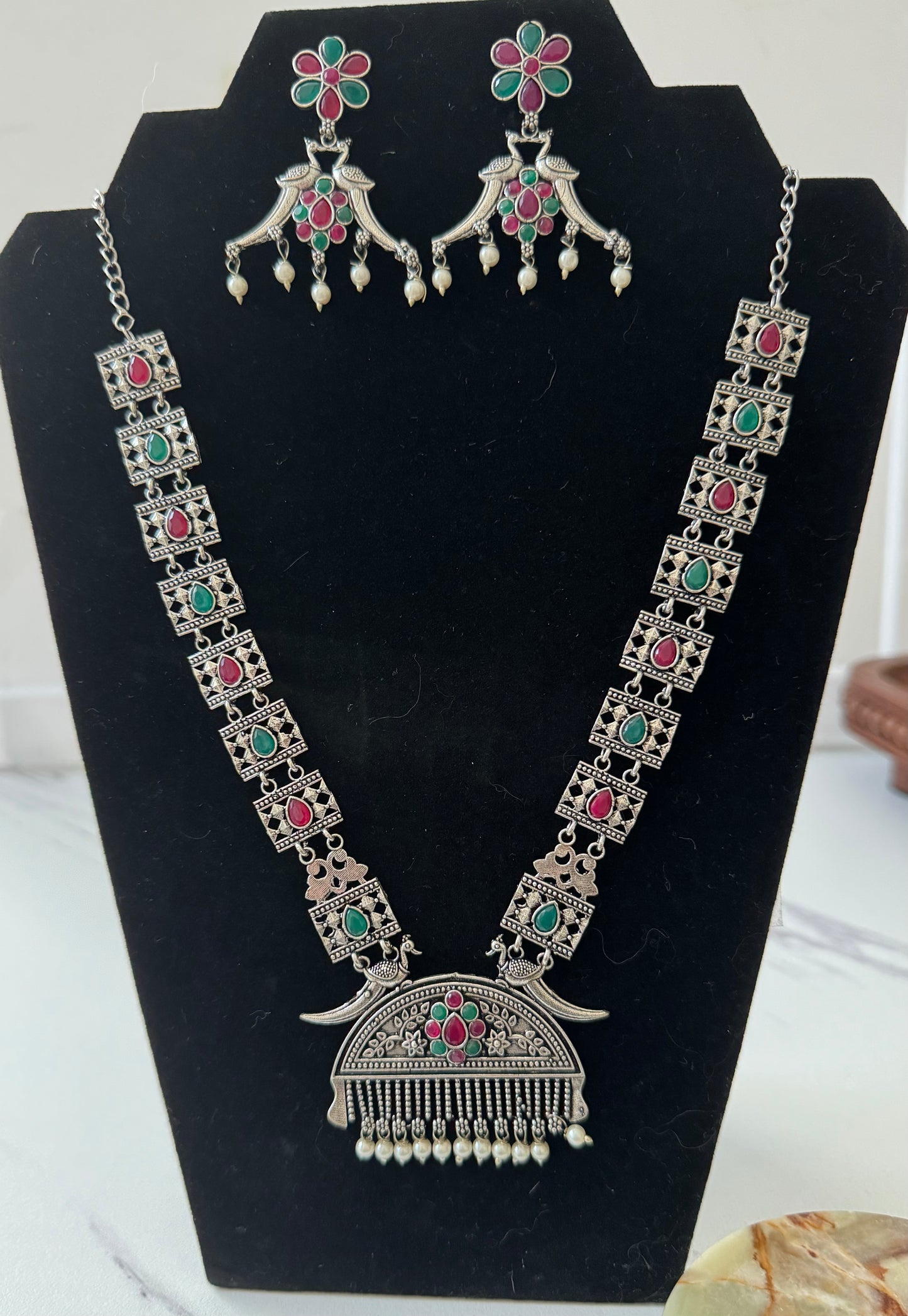 Necklace set with stone