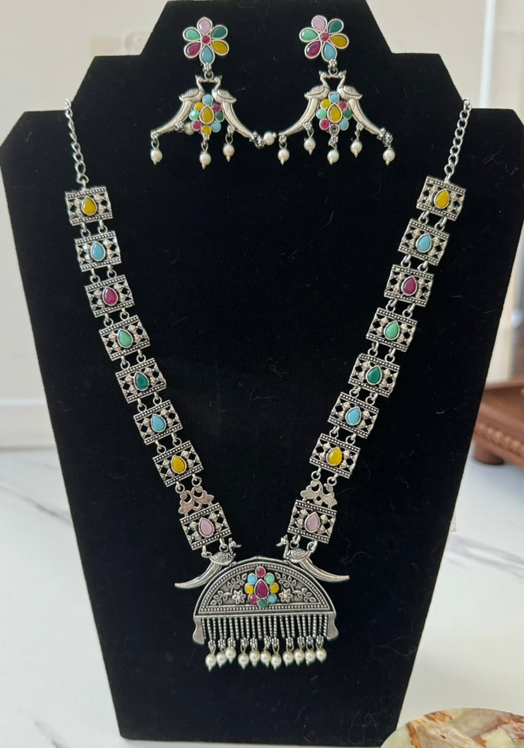 Necklace set with stone