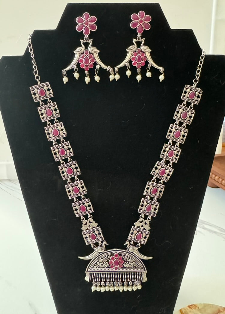 Necklace set with stone