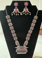 Necklace set with stone