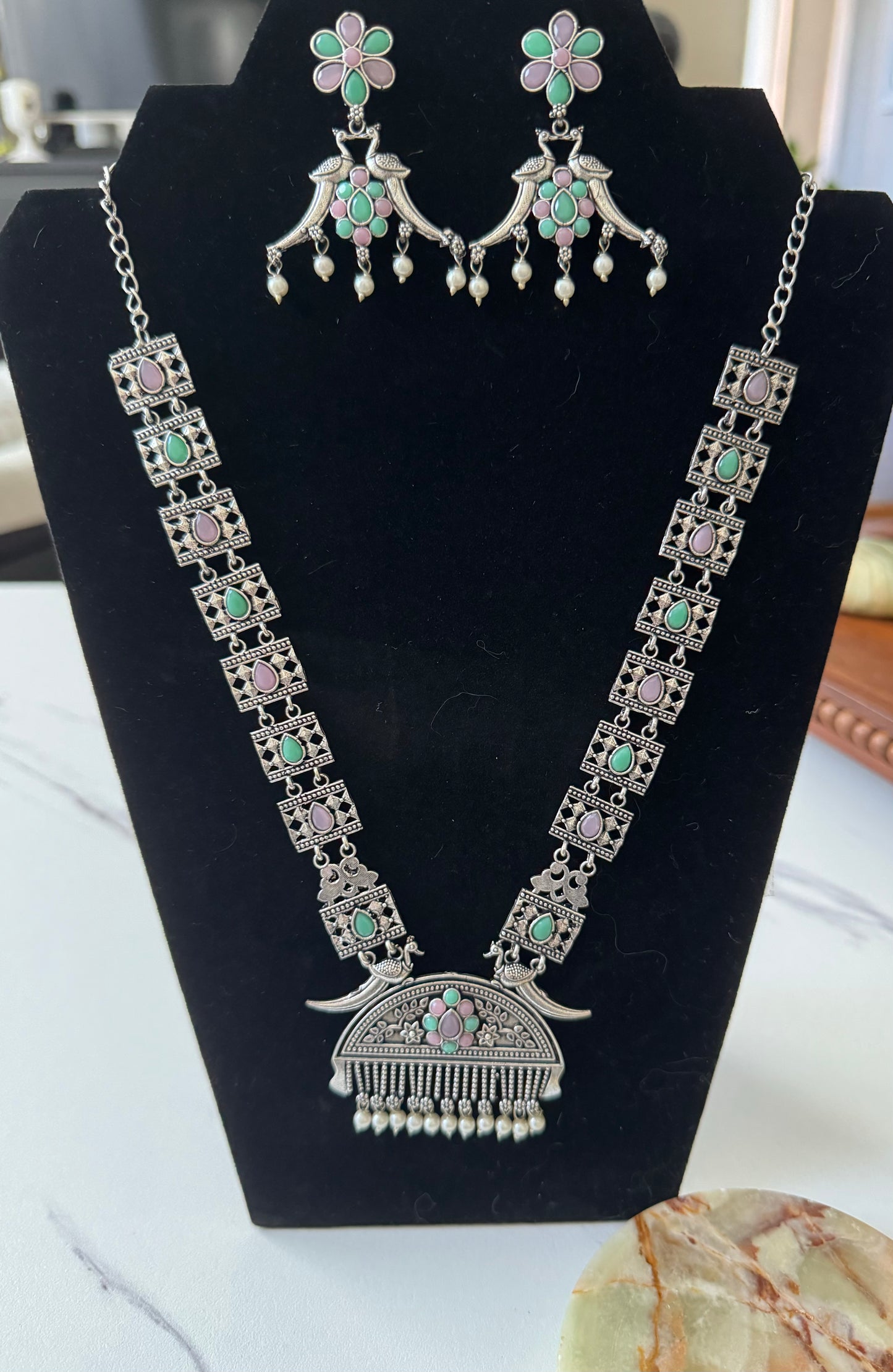 Necklace set with stone