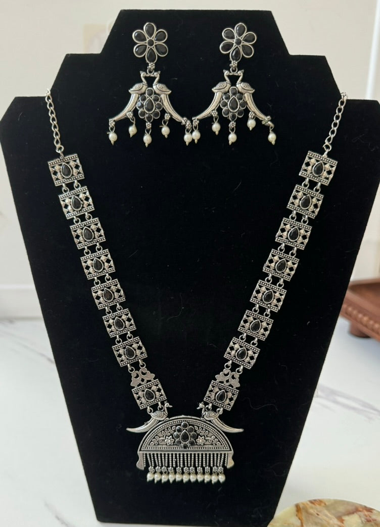 Necklace set with stone